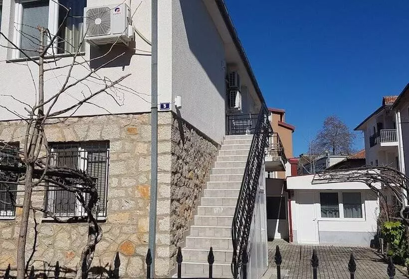 پانسیون Luccia Apartments Guesthouse Laguna