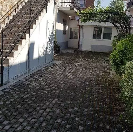 پانسیون Luccia Apartments Guesthouse Laguna
