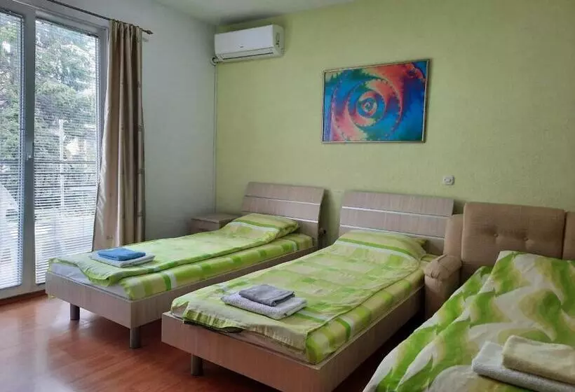 پانسیون Luccia Apartments Guesthouse Laguna