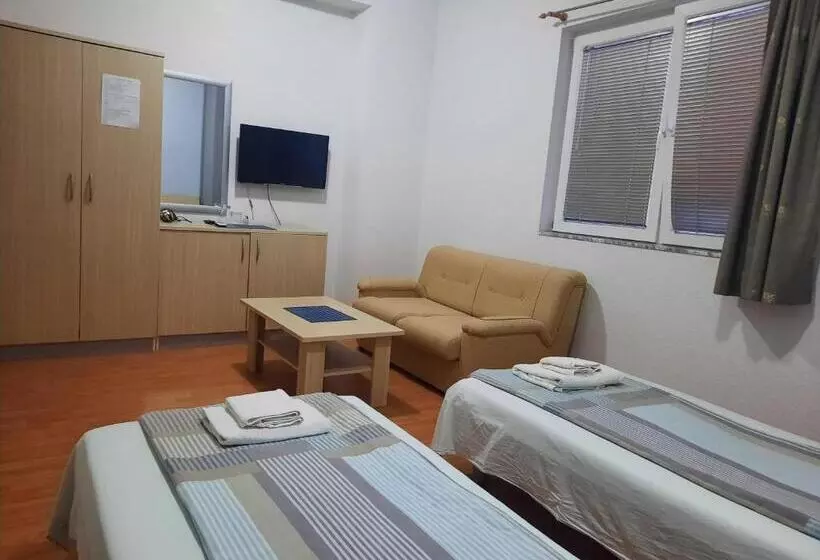 پانسیون Luccia Apartments Guesthouse Laguna