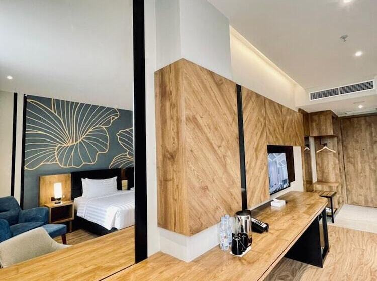 Отель Grand Central Premier