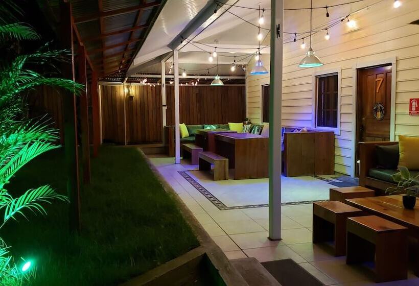 پانسیون Pineapple House