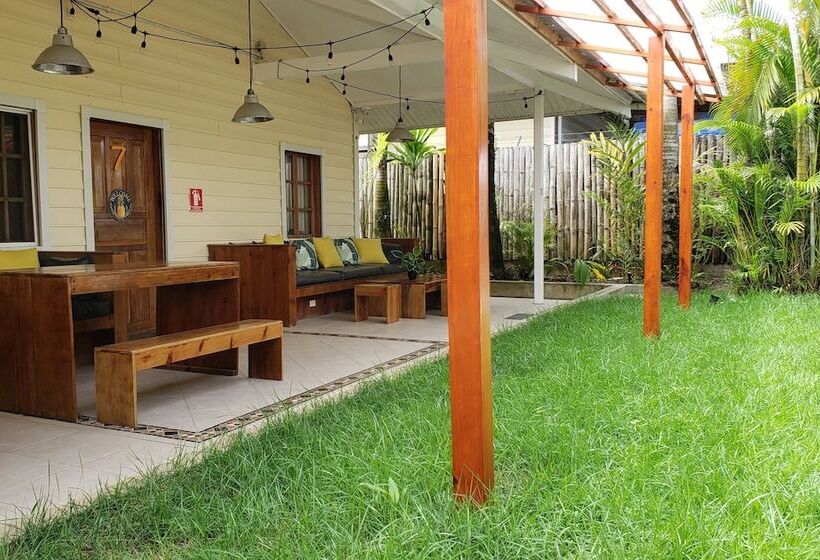 پانسیون Pineapple House