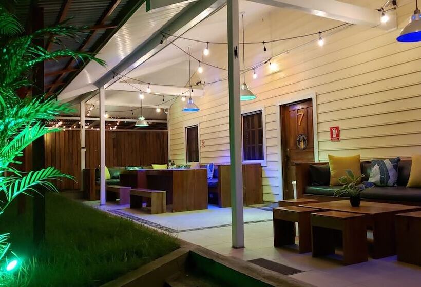 پانسیون Pineapple House