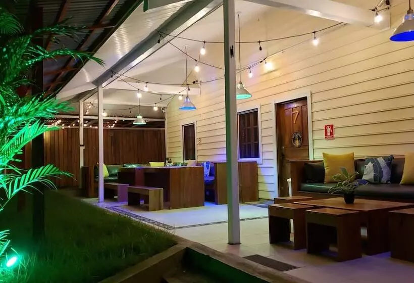پانسیون Pineapple House