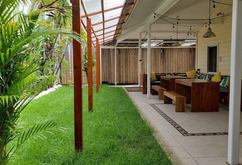 پانسیون Pineapple House