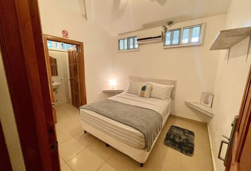 پانسیون Pineapple House