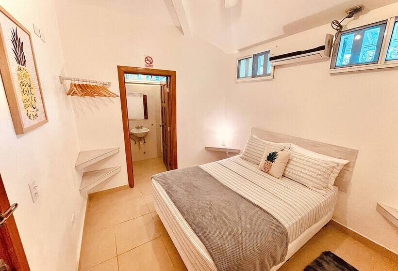 پانسیون Pineapple House