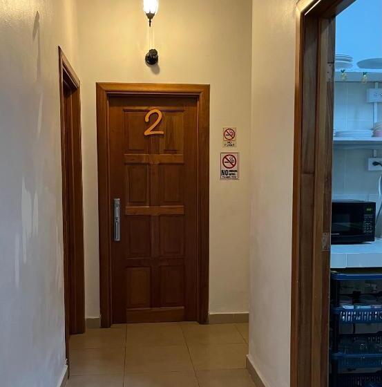 پانسیون Pineapple House