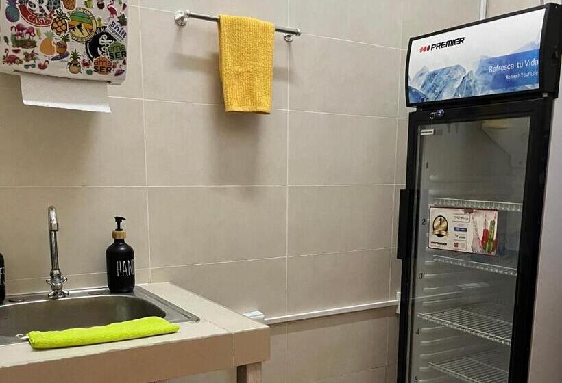 پانسیون Pineapple House