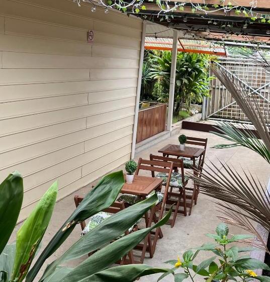 پانسیون Pineapple House