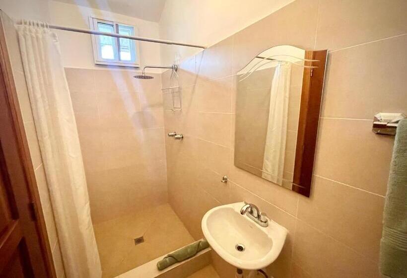 پانسیون Pineapple House