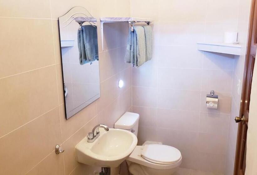 پانسیون Pineapple House