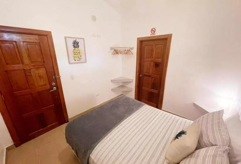 پانسیون Pineapple House