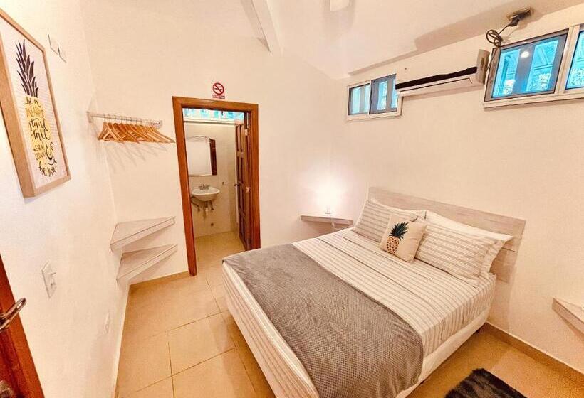 پانسیون Pineapple House