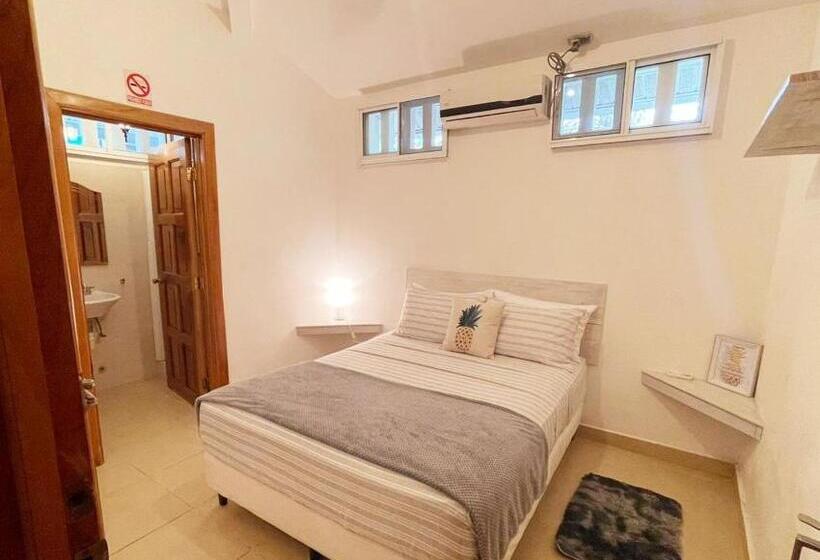 پانسیون Pineapple House