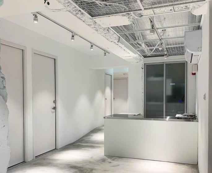 هاستل White Space Design