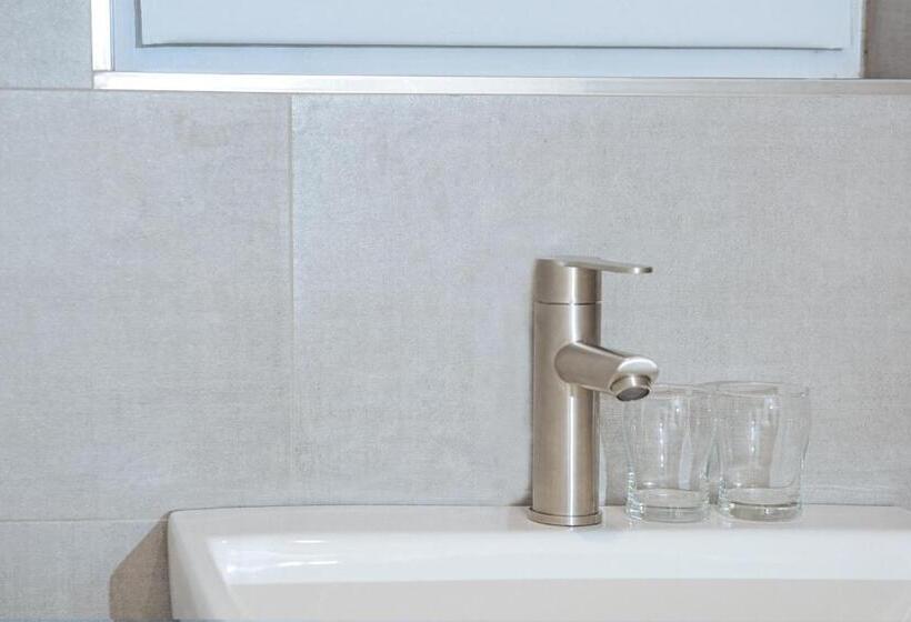 هاستل White Space Design