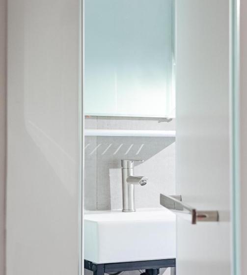 هاستل White Space Design