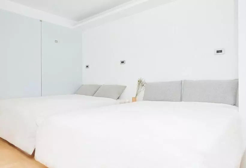 هاستل White Space Design