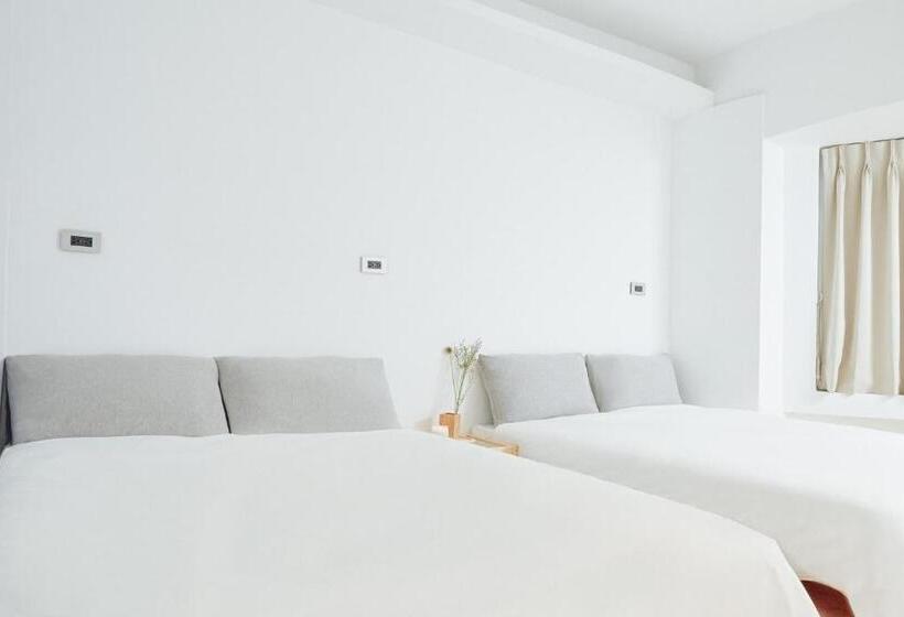 هاستل White Space Design