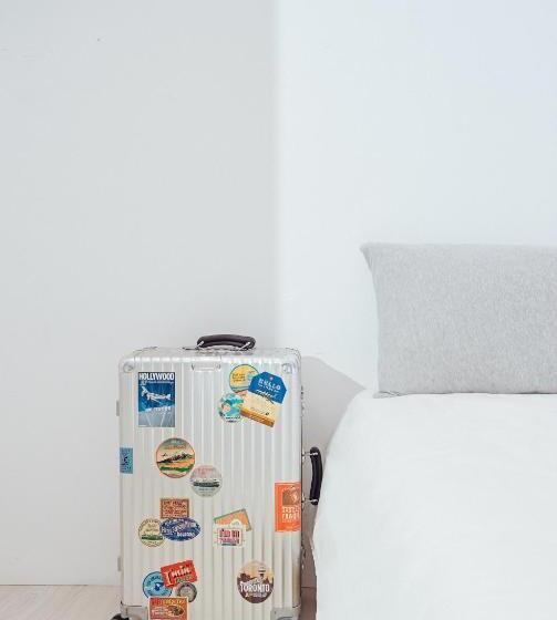 هاستل White Space Design