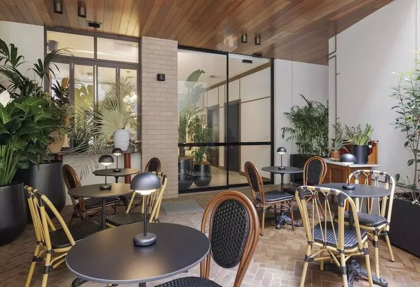 هتل 202 Elizabeth