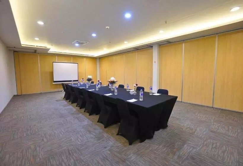 Front One Hotel Pasir Koja Bandung