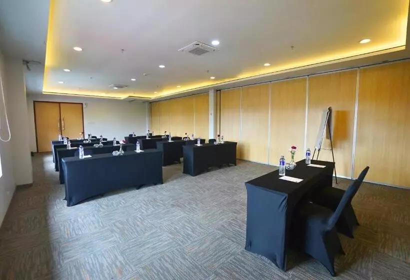 Front One Hotel Pasir Koja Bandung