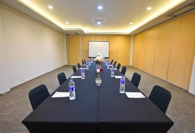 Front One Hotel Pasir Koja Bandung