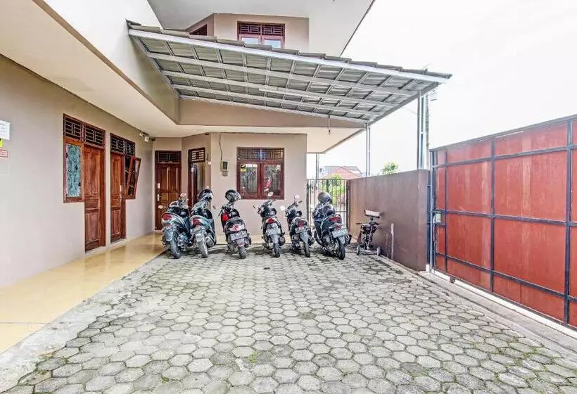 Hotelli Spot On 91932 Guest House Mustika Syariah