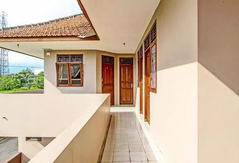 Hotelli Spot On 91932 Guest House Mustika Syariah