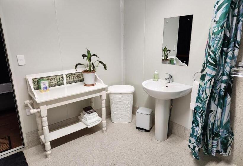 צימר Glenwood Akaroa Bush Retreat   Kanuka Hut