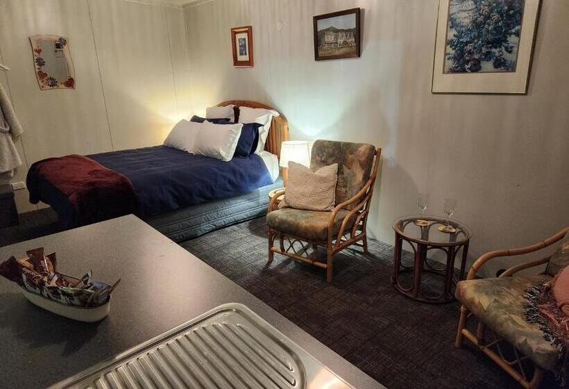 צימר Glenwood Akaroa Bush Retreat   Kanuka Hut