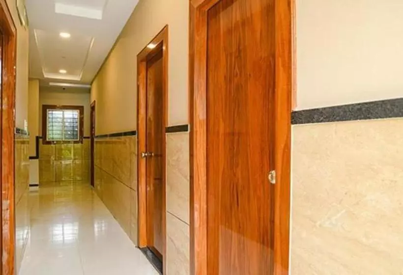 Fabhotel Royal Palace