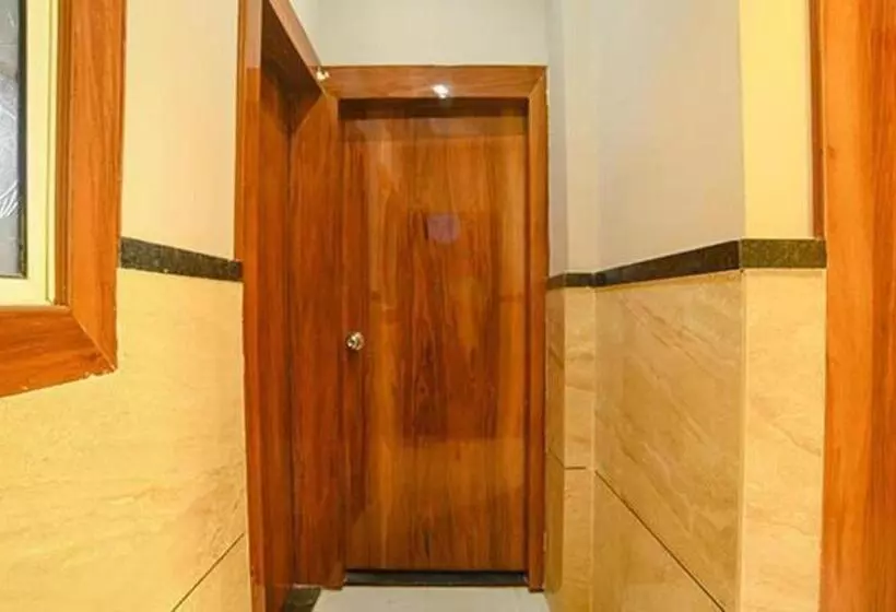 Fabhotel Royal Palace
