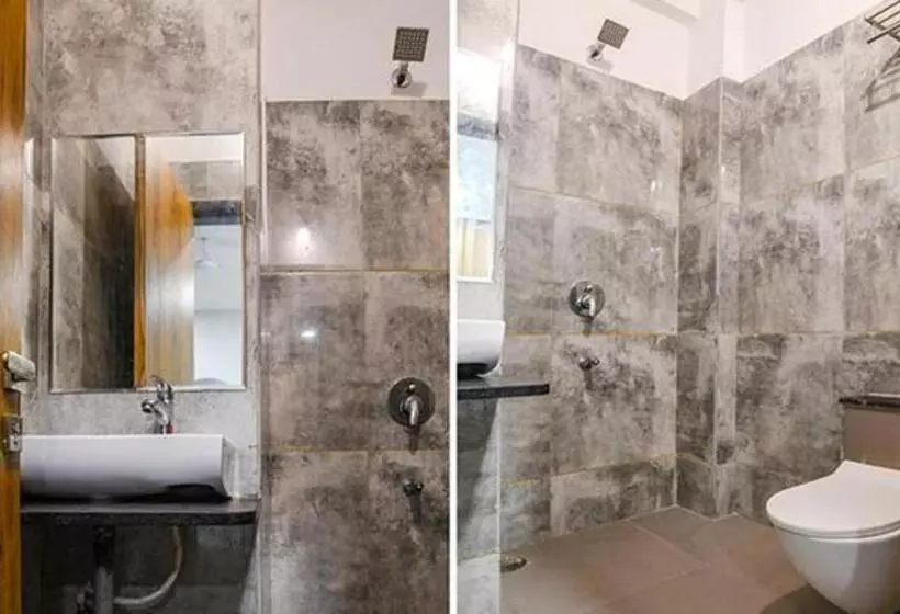 Fabhotel Royal Palace