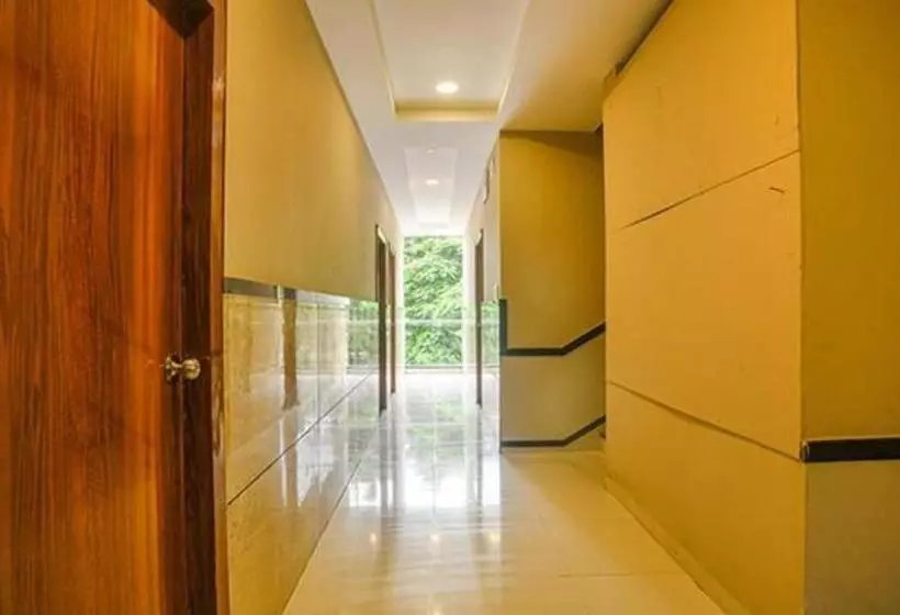 Fabhotel Royal Palace