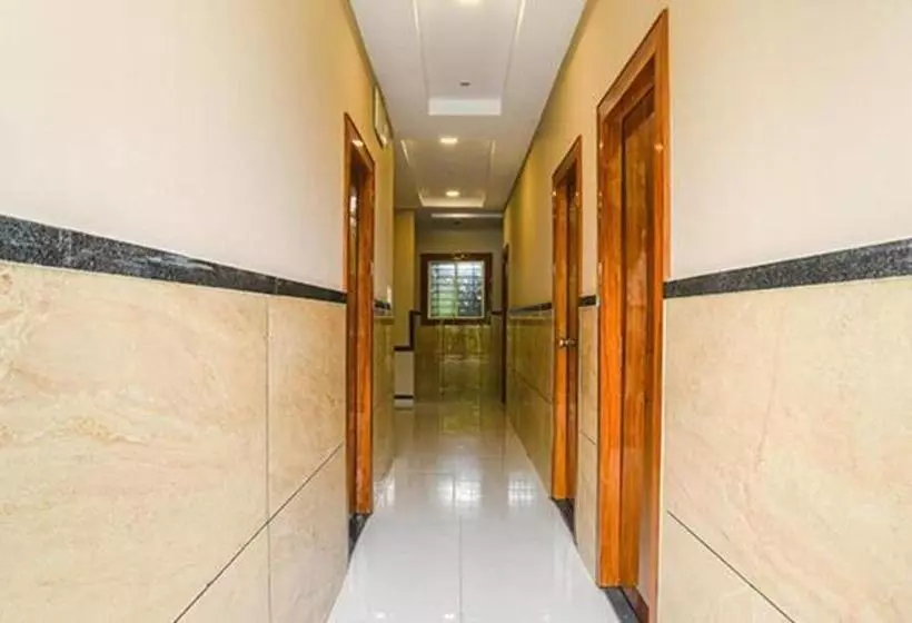 Fabhotel Royal Palace