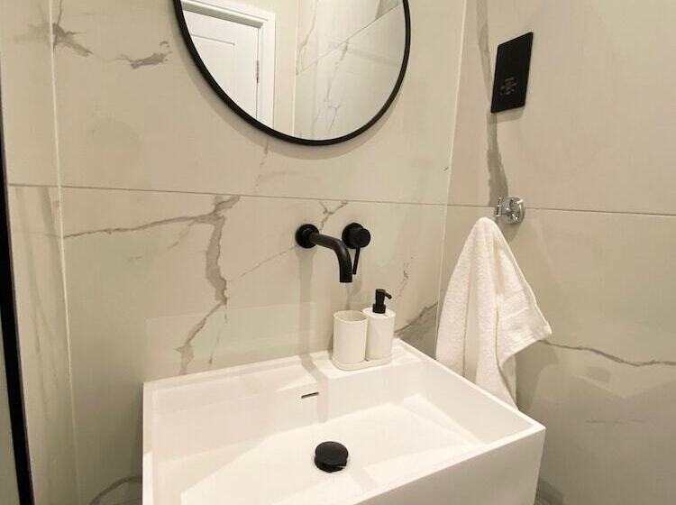 Hotel a Capsule Goodwin St