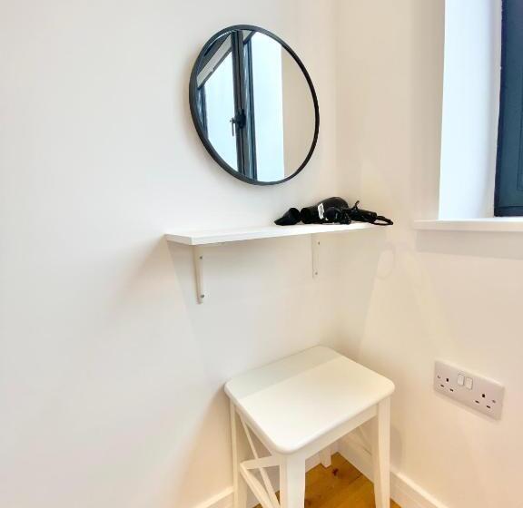 Hotel a Capsule Goodwin St