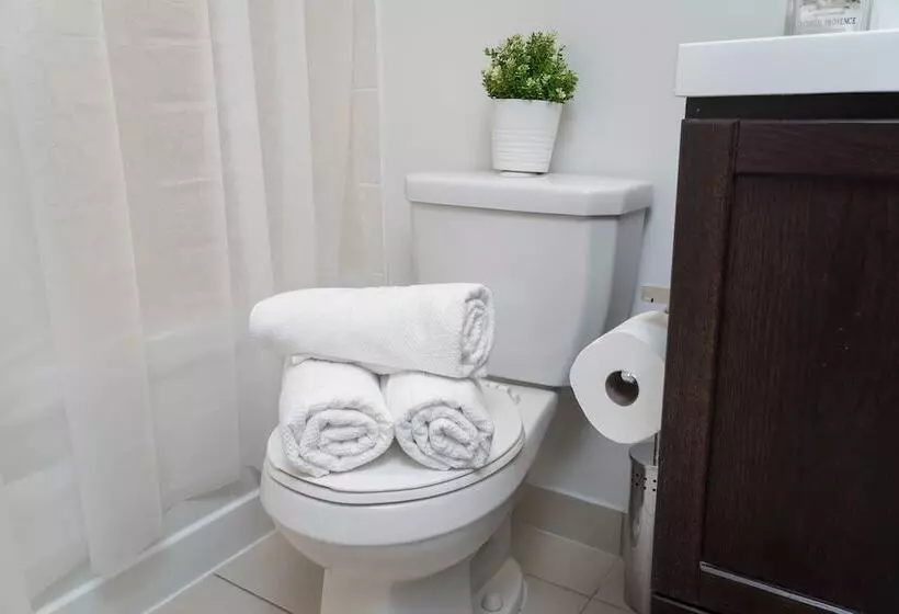 هتل Peter St   Downtown Suite With Balcony