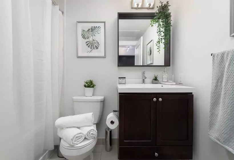 هتل Peter St   Downtown Suite With Balcony