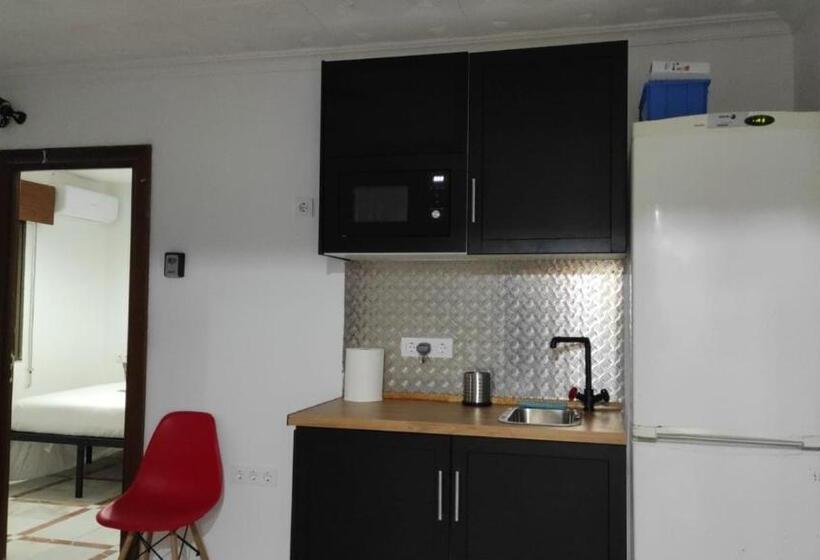 Pension Convenient Rooms Ferry, Train & Bus Station