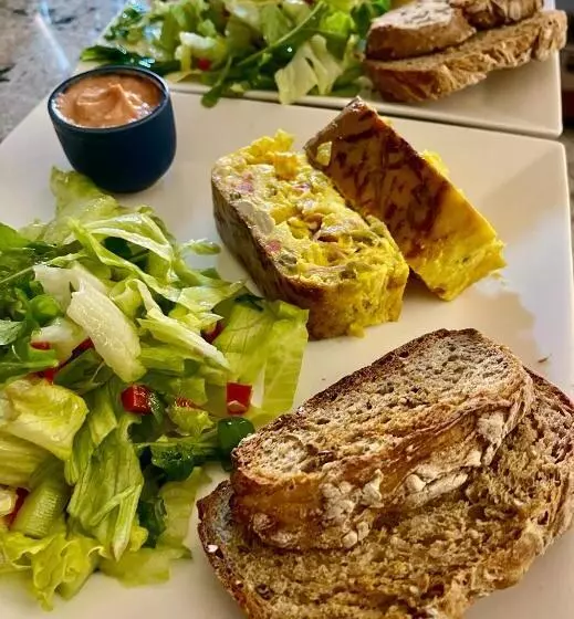 ベッドアンドブレックファースト Eden Jungle Lodge