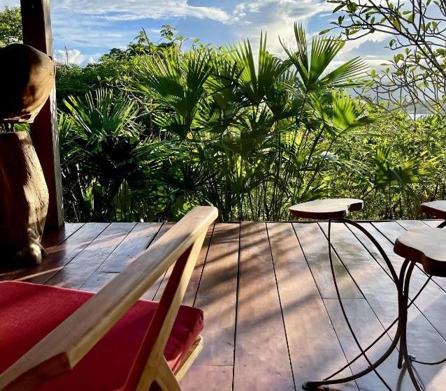 تختخواب و صبحانه Eden Jungle Lodge