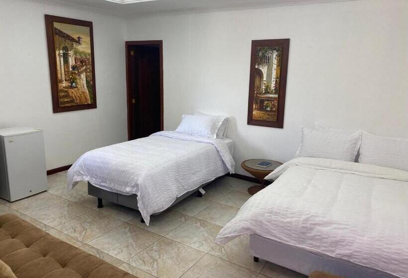 בית מלון כפרי El Castillo De Nallig