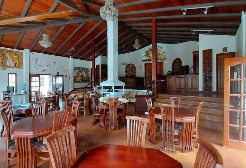 ホテル El Castillo De Nallig