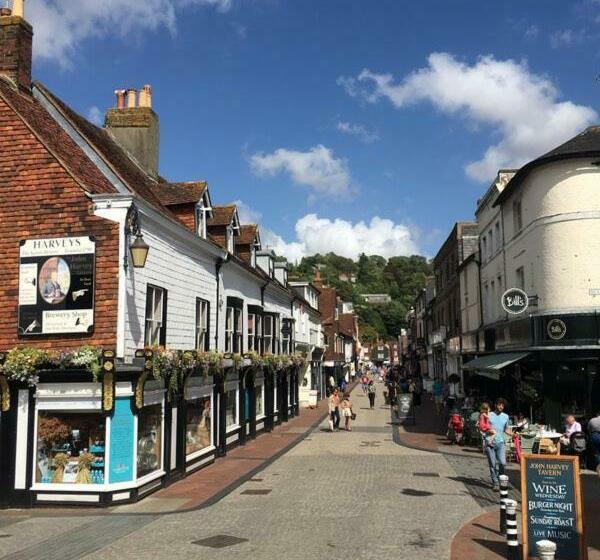 پانسیون Edward S Burrow