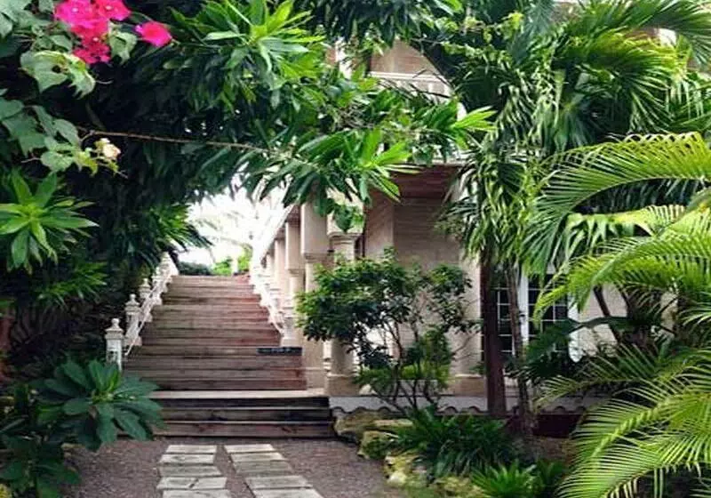 ベッドアンドブレックファースト A Stone's Throw Away